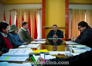 Ya más distentidos, todos los integrantes de la Junta Departamental de la Gobernación del XIII Departamento de Amambay regresaron dispuestos a manifestar lo que habían acordado. (Foto: Diego Lozano). 