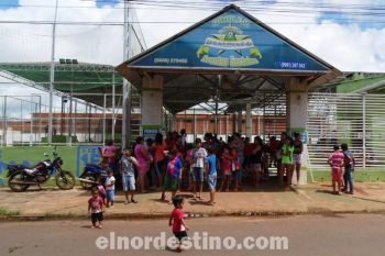 Cientos de niños esperaron la llegada del camión en las adyacencias del Complejo Deportivo Salinas del barrio Bernardino Caballero. (Foto: Diego Lozano).