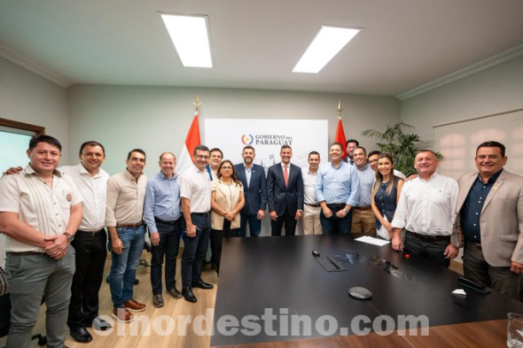 Los gobernadores agradecieron la asistencia a los adultos mayores y a productores con maquinarias agrícolas que a lo largo y ancho del país ya están trabajando, así como también la entrega de patrulleras para mejorar la seguridad en los diferentes distritos del país. (Foto: Presidencia de la República del Paraguay).