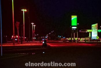 Vista nocturna de la calle que pasa frente a Fortis Mayorista, empedrada e iluminada por el grupo empresario de los empresarios Felipe, Gustavo y José Carlos Cogorno Álvarez (Foto: Marketing Shopping China).