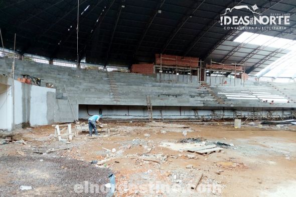 A pesar de la pandemia del Covid19 y las tormentas propias de la estación del año, continúan los trabajos de ampliación y reforma del Estadio Municipal de Pedro Juan Caballero. El contratista Aponte Latorre S.A. tiene el compromiso de entregar la obra terminada el 31 de Enero. (Foto: Diego Lozano para Ideas del Norte Consultora Publicitaria). 