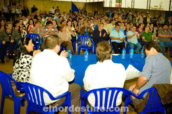 El tinglado del recinto estuvo repleto de asistentes, mayoritariamente seguidores del movimiento Equipo Joven. Una multitud de simpatizantes se manifestó apoyando al próximo Gobernador del Departamento Pedro González. (Foto: Lázaro González).