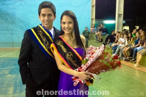 La nueva “Miss Garota Estudiantil” Hanna María Acevedo Mareco acompañada por el “Mister Garoto Estudiantil” Franco Pereira al momento de ser consagrados en la Escuela Ade Marques en el evento organizado por la Unión de Estudiantes de Ponta Porã. (Foto: Lázaro González). 