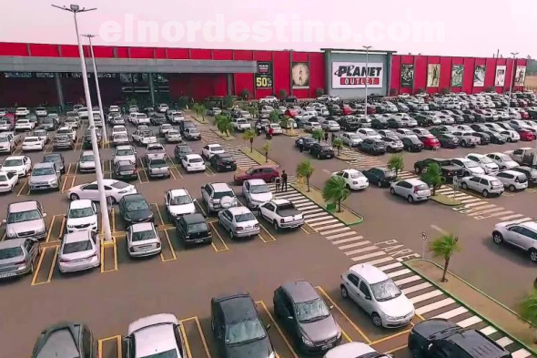 Navidad se aproxima y en Planet Outlet de Pedro Juan Caballero Papá Noel te espera sentado, para que puedas fotografiarte. De paso aprovechás para elegir anticipadamente aquel regalo a que los tuyos tanto les gustaría recibir en estas Fiestas. (Foto: Gacetilla de prensa de Planet Outlet de Pedro Juan Caballero).