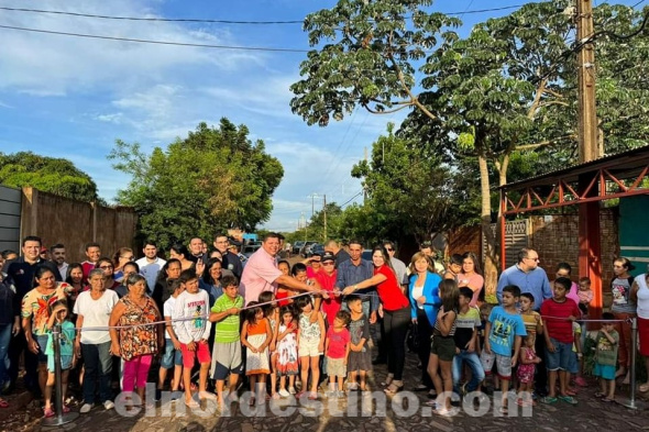 Los pobladores de la Fracción Santa Ana en Pedro Juan Caballero podrán disponer de un camino en forma permanente gracias a las más de nueve cuadras de empedrado que inauguró la Gobernación de Amambay administración Juancho Acosta. (Foto: Dirección de Comunicaciones de la Gobernación de Amambay).