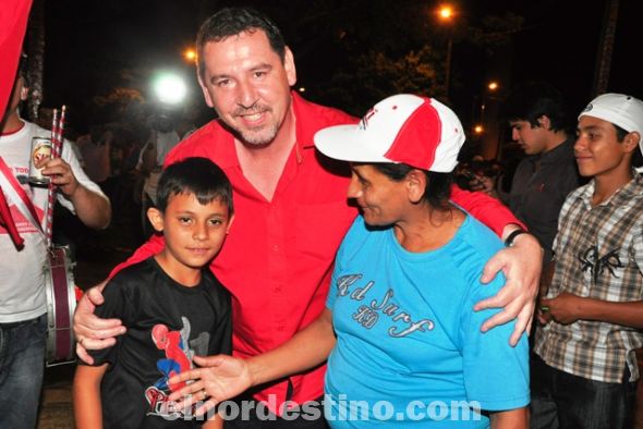 Como es costumbre durante sus travesías por todo el País, el precandidato a la Presidencia de la Nación Javier Zacarías Irún se dedicó a tomar contacto con sus simpatizantes en la lógica medida que las circunstancias lo permiten. El Departamento de Amambay lo recibió de brazos abiertos. (Foto: Prensa ANR).