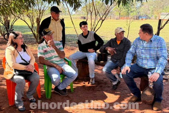El gobernador abogado Juan Silvino Acosta estuvo en la colonia María Auxiliadora del distrito Cerro Corá implementando tecnología de punta para el cultivo de cebolla. Se reunió con los vecinos para escuchar sus necesidades y propuestas. (Foto: Dirección de Comunicaciones de la Gobernación de Amambay).