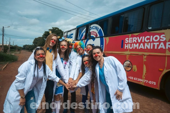 Universidad Central del Paraguay entregó anticipadamente a niños del Comedor Virgen de Caacupé regalos que pidieron a Papá Noel