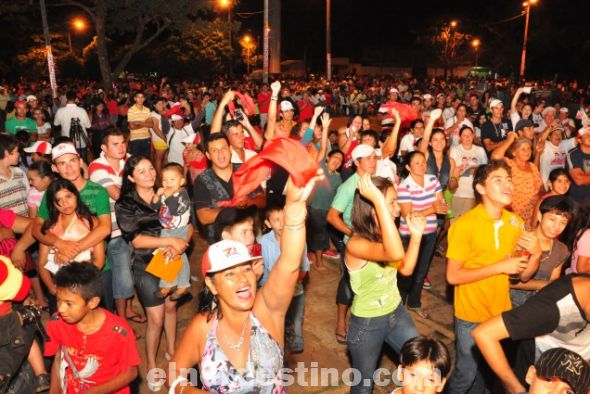 El carismático dirigente esteño y precandidato a la Presidencia de la Nación Javier Zacarías Irún, despertó admiración y provocó escenas de encendido fervor republicano de parte de la multitud que asistió en masa a la plaza del barrio San Gerardo en la noche de domingo. (Foto: Prensa ANR).