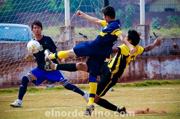 Inmejorable situación de gol para Sportivo Obrero. El delantero Chamorro remata forzado por la férrea marcación del zaguero “Pintura” Benítez. (Foto: Diego Lozano).
