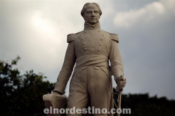 La estatua del prócer había sido despojada de su espada. Dentro de los trabajos que la Municipalidad de Pedro Juan Caballero realizó para reinaugurar la plaza del héroe que encabezara el grupo revolucionario que destituyó al gobernador español de Paraguay estuvo la restauración de su figura. (Foto: Diego Lozano). 