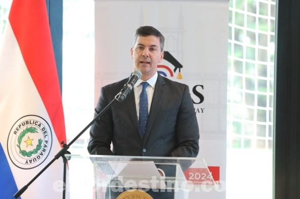 A partir de este año, se pondrá en marcha un sistema unificado de becas dirigido a estudiantes que culminaron la Educación Media. Para el acceso a estas becas, podrán postularse los estudiantes sobresalientes y provenientes de familias de escasos recursos económicos. (Foto: Presidencia de la República del Paraguay).