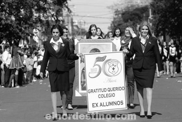 En el Gran Desfile Estudiantil participaron ex-alumnos de las instituciones más representativas de Pedro Juan Caballero