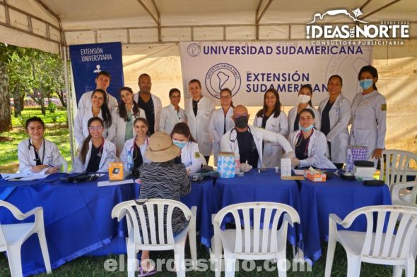 En el marco de las actividades de Extensión Universitaria de Universidad Sudamericana, se realizó una actividad de atención médica preventiva con entrega de medicamentos en la plaza Pedro Juan Caballero. (Foto: Diego Lozano para Ideas del Norte Consultora Publicitaria).