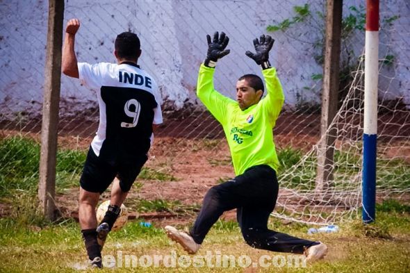 El centrodelantero y goleador Julio Ojeda de Independiente tuvo varias chances de marcar. En esta ocasión quedó mano a mano con el arquero Víctor Dacunha de Aquidabán. (Foto: Diego Lozano).