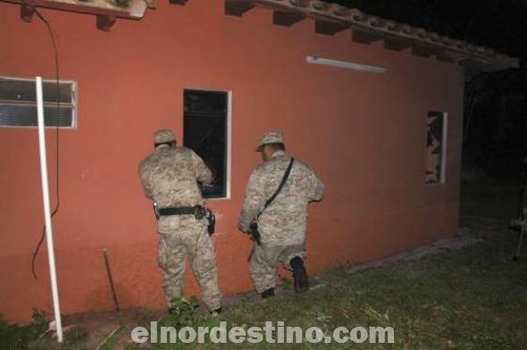 Miembros de la policía inspeccionan parte del edificio de la radio, luego del ataque del EPP. (Foto: Diario ABC Color).