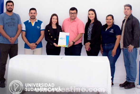 Integrantes de la Cámara Junior Internacional de Pedro Juan Caballero junto al decano de Universidad Sudamericana Dr. Esteban Encina exhiben el convenio rubricado entre ambas instituciones. (Foto: Fanpage de Facebook de Universidad Sudamericana).