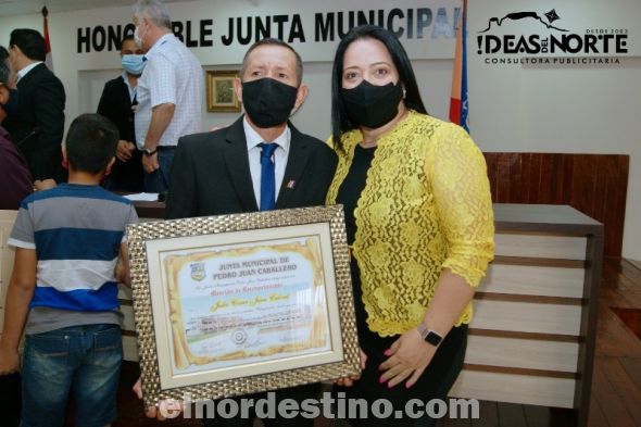 La concejala municipal Zulma Ycassatti Acevedo junto al poeta y declamador Julio César Jara Cabral, referente del Partido Colorado que también solicitó su fotografía con la edil comunal que intentará ser intendente de Cerro Corá. (Foto: Diego Lozano para Ideas del Norte Consultora Publicitaria).