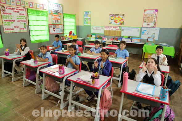 La distribución de pupitres en instituciones educativas priorizadas busca garantizar condiciones adecuadas para el desarrollo académico de niños y adolescentes, y consolidando una política pública de educación. (Foto: Presidencia de la República del Paraguay).
