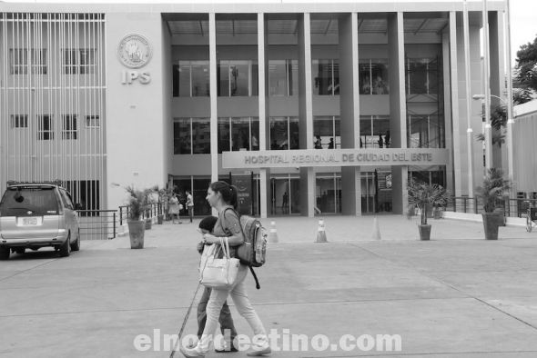 El trabajo en el Hospital, en cualquier situación es difícil, con pandemia o sin ella, prestar servicios en urgencias es bastante pesado, por el hecho que estamos trabajando con seres humanos, la responsabilidad de que puedas hacer la diferencia en la situación del paciente. (Foto: Ministerio de Salud Pública y Bienestar Social).