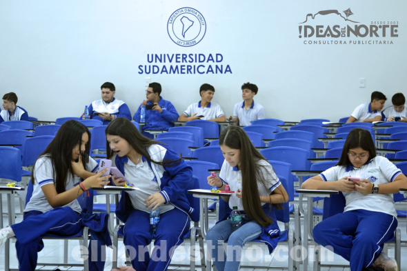 Alumnos del Centro Integral de Enseñanza (C.E.I.) de Pedro Juan Caballero se trasladaron al Salón Auditorio de Universidad Sudamericana para asistir a una Charla Educativa sobre los daños que causan en la salud el cigarrillo electrónico y otras drogas. (Foto: Diego Lozano para Ideas del Norte Consultora Publicitaria).