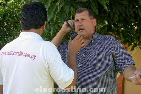 El concejal departamental Pablo Winckler admitió haber sido visitado por el señor César Quevedo. Aclaró que la casualidad los reunió con el concejal Ricardo Sánchez. Quevedo pasó a pagar un aporte personal a una escuela de fútbol de la que Winckler es dirigente. (Foto: Diego Lozano). 