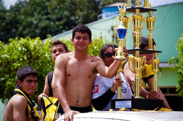 El goleador de General Díaz y del Torneo de la LDA 2012 Alberto Florentín encabeza la caravana de pedestres y vehículos acompañando al Campeón absoluto de Pedro Juan Caballero. (Foto: Diego Lozano).