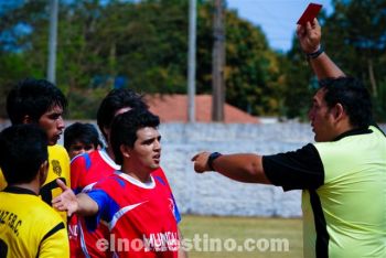 El árbitro del encuentro se vio obligado a sacar tres tarjetas rojas por la agresividad desmedida de algunos jugadores. El desarrollo del juego no justificaba. (Foto: Diego Lozano).