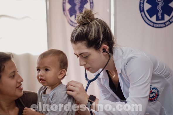Mediante el proyecto de Extensión Universitaria “UCP en Acción”, parte de los profesionales, acompañados de alumnos de los últimos años de la Facultad de Medicina, visitan localidades del distrito y del departamento, asistiendo a la población. (Foto: Asesoría de Prensa de Universidad Central del Paraguay).