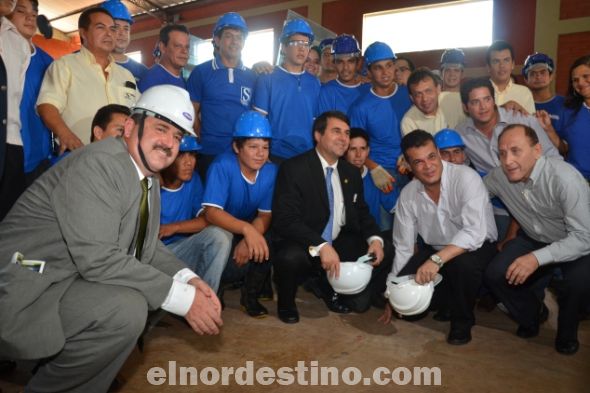 En un alto al protocolo, el Presidente de la Nación Federico Franco y las autoridades locales que lo acompañaron, posaron en forma descontraída junto a los operarios de la fábrica de vidrios templados Salinas, ubicada en Hernandarias y Mariscal López de Pedro Juan Caballero. (Foto: Lázaro González).