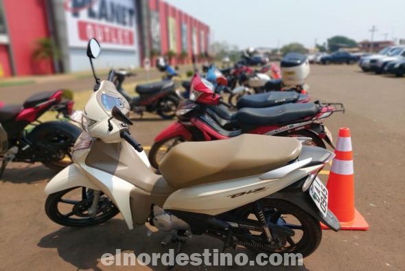 Planet Outlet reabrió oficialmente sus puertas este lunes 5 de Octubre, que como aquel 17 de Junio de 2014 cuando tuvo su inauguración quedará como una fecha histórica para el Grupo Cogorno. Una buena cantidad de visitantes se acercaron al local, que además es el primer outlet de Paraguay. (Foto: Diego Lozano).