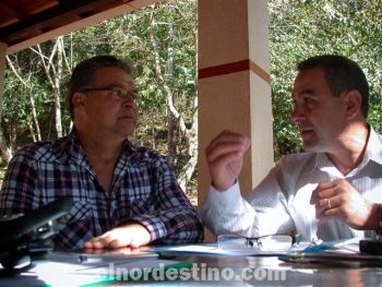 El señor David González Escobar participó de la sesión ordinaria de la Junta Departamental de la Gobernación de Amambay para explicar los alcances del proyecto. En la foto conversa con el presidente Ildefonso Villalba Macián.