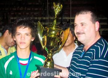 El capitán de Caaguazú recibe el trofeo de Vice Campeón de parte del Gobernador de Amambay Juan Bartolomé Ramírez. Los “verdes” tuvieron una gran actuación en el torneo. (Foto: Semanario Deportivo Camisa 12).