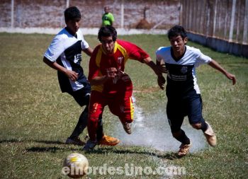 El habilidoso volante de INDE Basilio Amarilla lucha por controlar el balón con Armando Arce del Atlético Bernardino Caballero. (Foto: Diego Lozano).