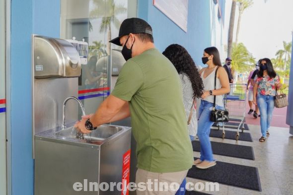 En el día de su reapertura se puede notar que muchos de los clientes se encontraban aguardando en la puerta principal para ingresar a la tienda; todos portaban tapabocas y realizaban el lavado de manos obligatorio en forma ordenada, respetando las disposiciones de la empresa. (Foto: Gacetilla de Shopping China).