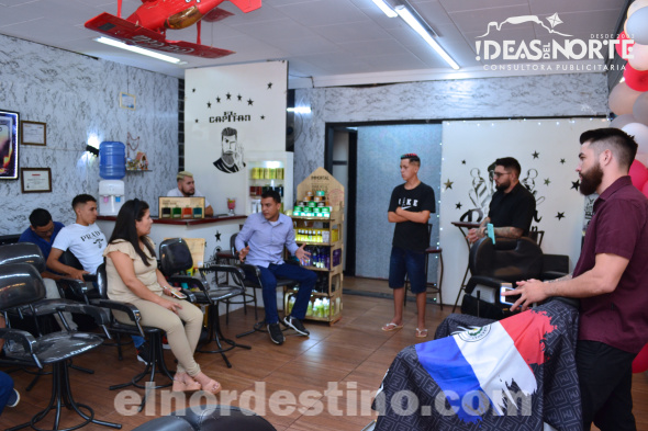 Al matricularse y abonar la mensualidad, cada inscripto es obsequiado con los materiales básicos para comenzar, incluyendo una máquina de corte, tijeras, peine, cepillo, mojador, sacudidor, navajas y capas. (Foto: Diego Lozano para Ideas del Norte Consultora Publicitaria).