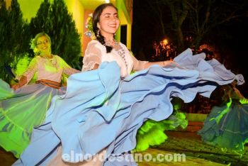 La expresión extasiada de las alumnas de la Escuela Municipal de Danza demuestra la pasión con la que practican una actividad que requiere mucho entrenamiento. (Foto: Lázaro González). 