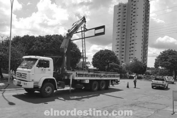Municipalidad de Ponta Porã coloca semáforo en la esquina de la muerte y cambia el sentido del tránsito de la calle Paraguay