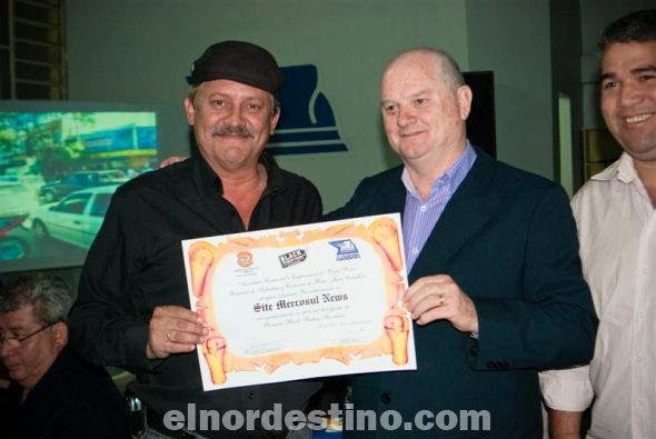 Eduardo Gauna, presidente de la Asociación Comercial y Empresarial de Ponta Porã y Pedro Alcides Zanchet Bondiman, presidente de la Cámara de Industria y Comercio de Pedro Juan Caballero entregan al representante de mercosulnews.com.br su certificado de reconocimiento. (Foto: Diego Lozano). 