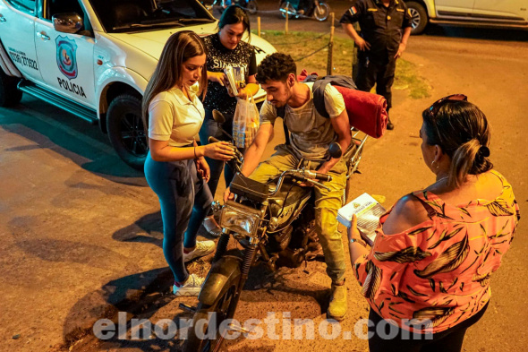 El fin de semana, acompañada de un equipo de jóvenes, la concejal municipal abogada María Lourdes Amarilla Rodríguez realizó una jornada nocturna dedicada a la concienciación en seguridad vial. (Foto: Facebook concejal Lourdes Amarilla).