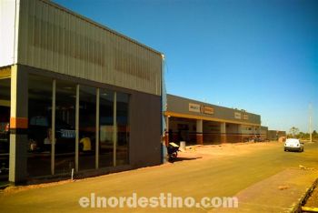 Este es el corredor que conduce al nuevo estacionamiento de Shopping China. Al costado izquierdo se aprecia la ampliación que experimentó Mega Auto Centro. (Foto: Diego Lozano). 