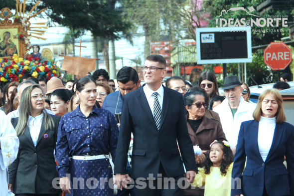 El intendente municipal de Pedro Juan Caballero licenciado Ronald Enrique Acevedo Quevedo y su esposa concejal distrital licenciada Mahiba Carolina acompañaron a los ciudadanos y visitantes que peregrinaron. (Foto: Diego Lozano para Ideas del Norte Consultora Publicitaria).
