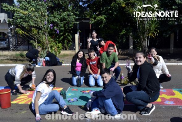 Los trabajos para el gran tapete comenzaron desde tempranas horas de la jornada y también estuvieron acompañados por docentes, representantes de la mencionada parroquia y otros integrantes de la comunidad. (Foto: Diego Lozano para Ideas del Norte Consultora Publicitaria).