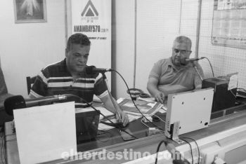 El diputado Robert Acevedo junto al arquitecto Miguel Andrés Rojas León, quien explicó detalles de cómo será el nuevo estadio municipal de Pedro Juan Caballero. (Foto: Diego Lozano).