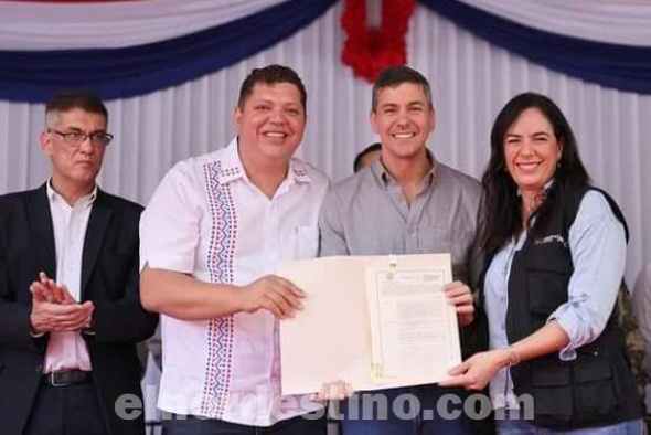 Durante Día de Gobierno en capital de Amambay, gobernador Juancho Acosta fue felicitado públicamente por Santiago Peña