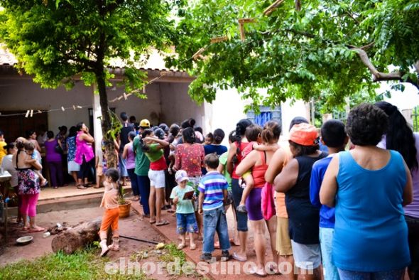 Gran número de vecinos acompañados de criaturas se acercaron a recibir la asistencia social. Una vez más el Diputado Pedro González, candidato de consenso por el PLRA para Gobernador, demostró su sensibilidad hacia los sectores más desprotegidos de su pueblo. (Foto: Prensa PLRA Amambay).