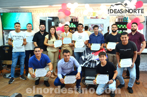 Grupo de nuevos profesionales promovidos por el Centro de Capacitación Profesional LM dirigido por Leonardo “El Capitán” Morínigo correspondiente al segundo semestre. (Foto: Diego Lozano para Ideas del Norte Consultora Publicitaria).