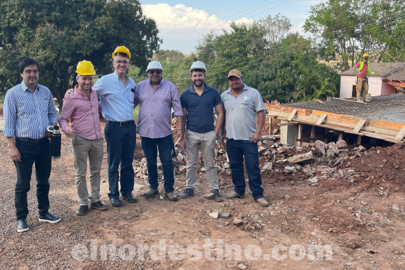 Dentro de su recorrido de rutina, el intendente municipal licenciado Ronald Enrique Acevedo Quevedo visitó la obra de construcción de puente de hormigón armado que se está realizando actualmente en el barrio Obrero de Pedro Juan Caballero. (Foto: Municipalidad de Pedro Juan Caballero).