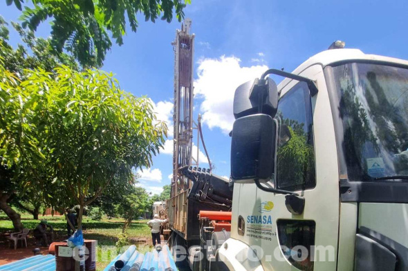 El gobernador de Amambay abogado Juan Silvino Acosta Benítez anunció que la perforación para el pozo artesiano fue hecha en la fracción San Carlos, cuyo suministro también se extenderá a los pobladores de la fracción Mangal. (Foto: Dirección de Comunicaciones de la Gobernación de Amambay).