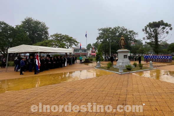 La ceremonia se inició con la Entonación del Himno Nacional Paraguayo, ejecutado por la Banda de Músicos de la 4ta. División de Infantería con asiento en Concepción. Posteriormente al toque del silencio, se hizo una ofrenda floral en memoria de nuestros héroes de la Patria. (Foto: Municipalidad de Pedro Juan Caballero).